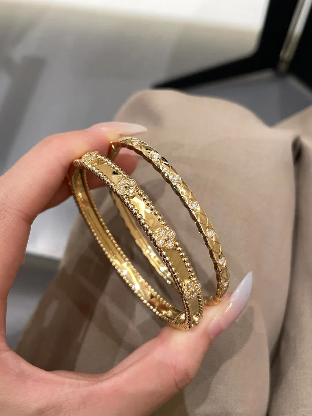 Van Cleef & Arpels Gold Plated Flower Pattern Bangles Set